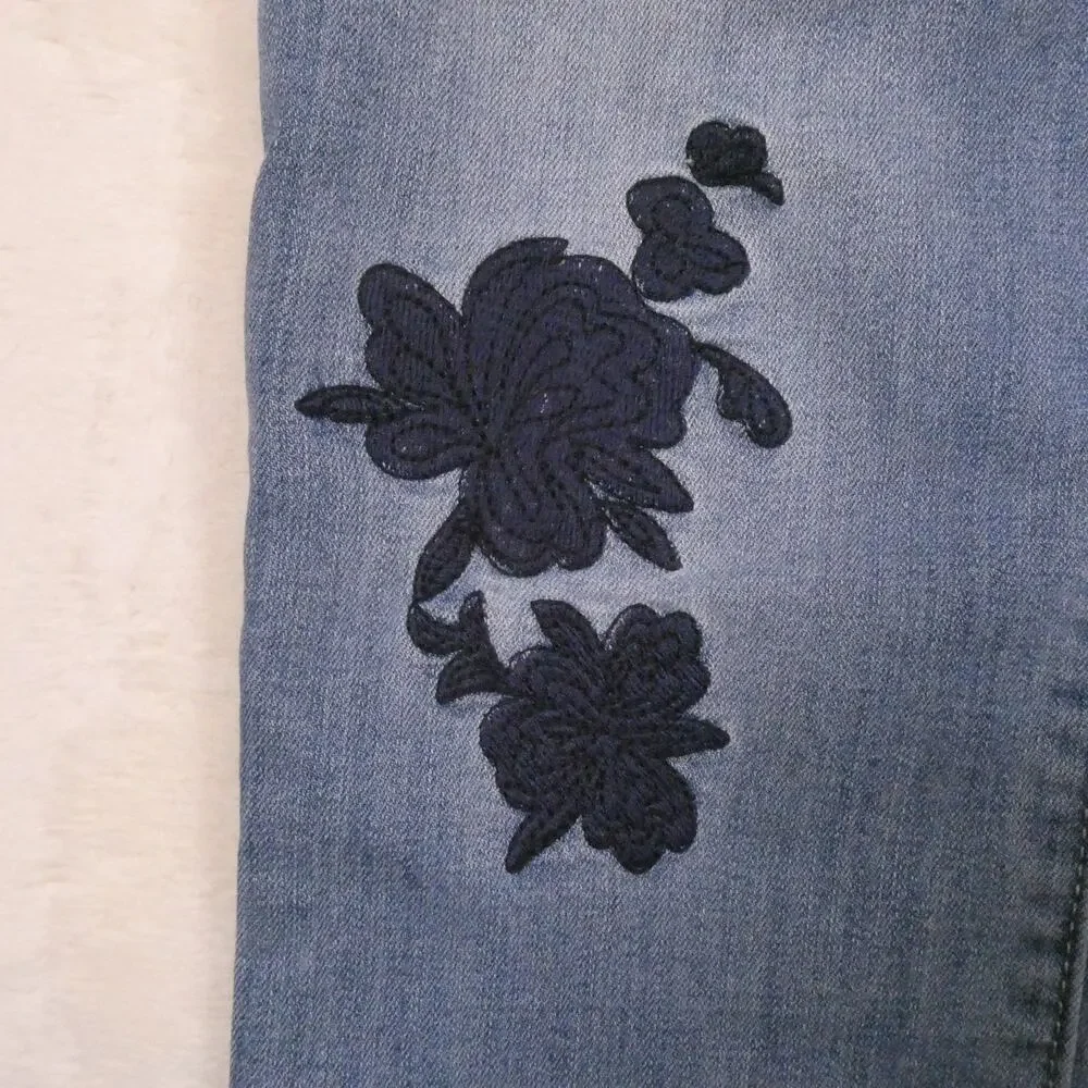 Simply Vera Wang Embroidered Jeans Light Wash Cropped Pants - Picture 9 of 10